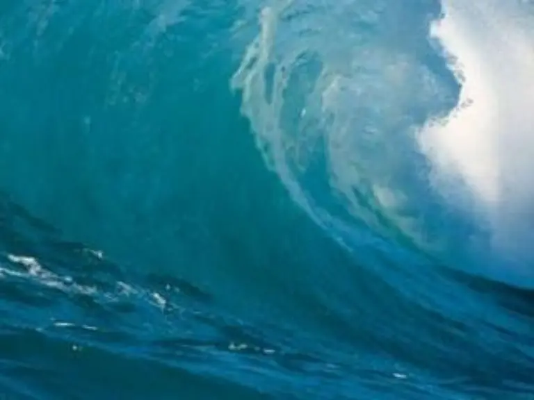 Wenn-die-Tsunami-Welle-ins-flache-Uferwasser-laeuft-legt-sie-zunaechst-den-Meeresboden-auf-grosser-Strecke-trocken