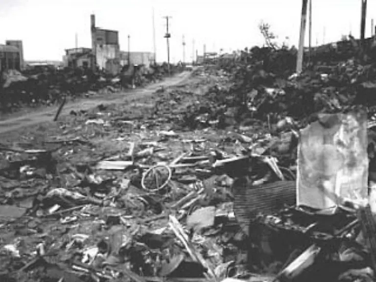 Sie-bringen-wie-am-12-Juli-1993-auf-der-japanischen-Okushiri-Insel-Tod-und-Zerstoerung