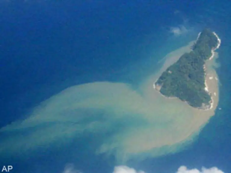 Eine-unbewohnte-Insel-der-Nikobaren-Gut-zu-erkennen-Der-von-der-Flutwelle-weggespuelte-Strand-der-Insel