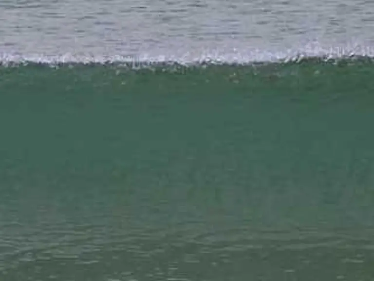 Eine-Wasserwand-naehert-sich-in-rasantem-Tempo-der-Kueste