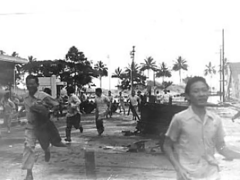 1-April-1946-Ein-Tsunami-naehert-sich-dem-Hawaii-Ort-Hilo-Die-Menschen-suchen-verzweifelt-das-Weite