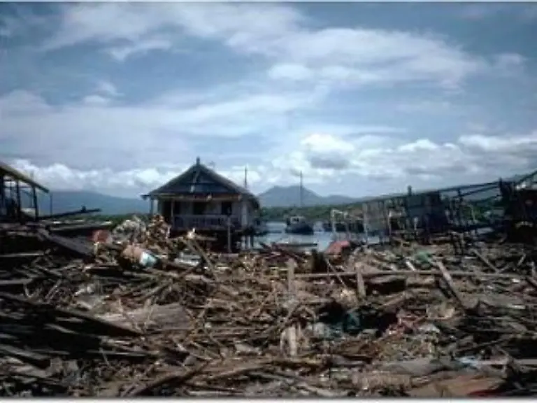 Ein-vom-Tsunami-1992-zerstoertes-indonesisches-Dorf