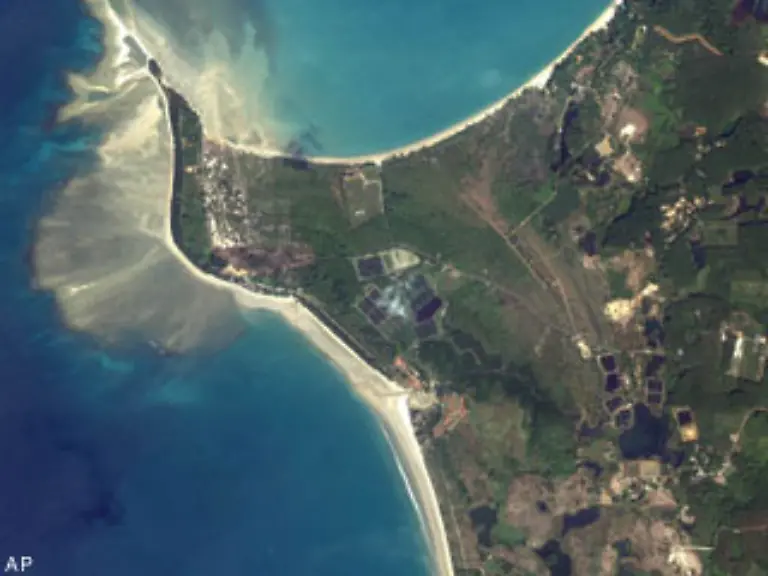 Ein-aehnliches-Bild-an-der-thailaendischen-Kueste-Khao-Lak-im-Januar-2003