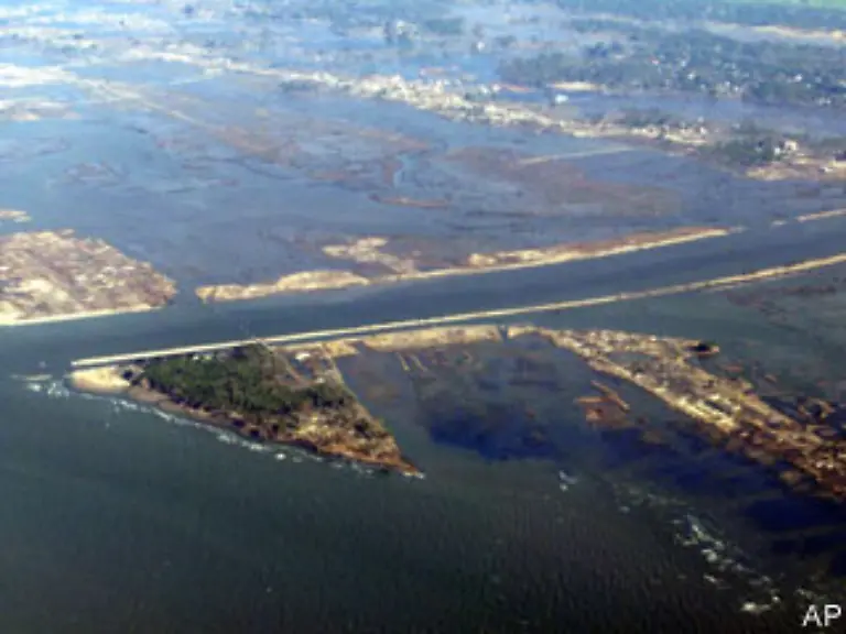Doch-der-Macht-des-Wassers-reichten-wenige-Minuten-um-Haeuser-Bruecken-Strassen-Autos-und-Menschen-mitzureissen