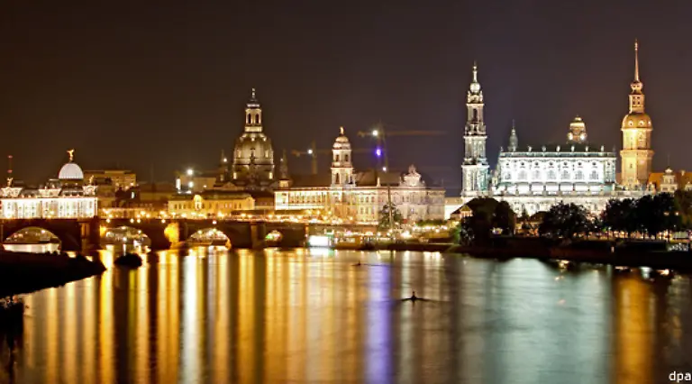 Noch-heute-bestimmen-Bauten-aus-dem-Barock-der-Renaissance-und-dem-19-Jahrhundert-den-Blick-auf-das-linke-Elbufer