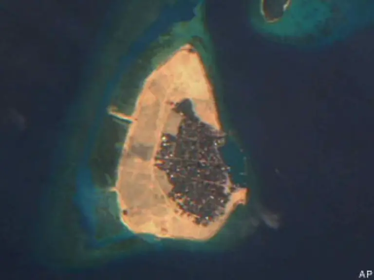 Ein-Satelliten-Bild-des-FORMOSAT-2-Der-Tsunami-hat-einen-breiten-Streifen-dieser-Malediven-Insel-weggespuelt