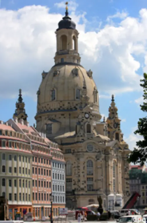 Wahrzeichen-der-Stadt-ist-die-wiederaufgebaute-Frauenkirche-am-Neumarkt