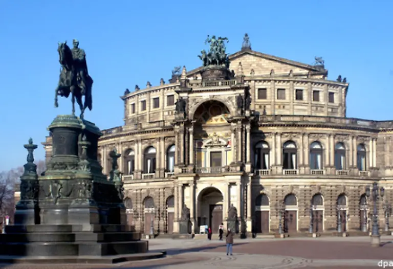 Bereits-in-den-fruehen-80er-Jahren-wurde-die-beruehmte-Semperoper-aus-dem-19-Jahrhundert-wiederaufgebaut-die