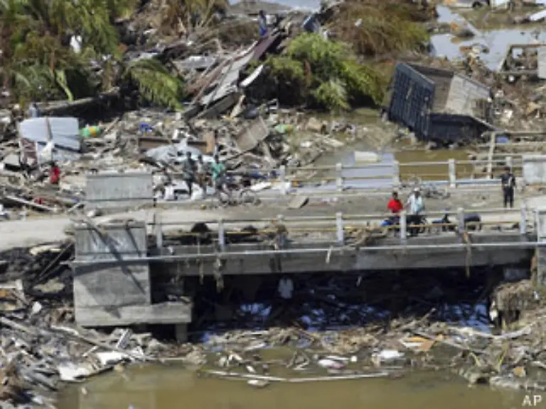 Nach-Regierungsangaben-wurden-Zehntausende-bei-den-verheerenden-Flutwellen-getoetet