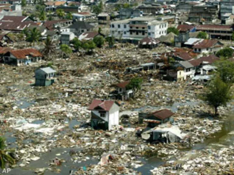 Tage-nach-dem-Tsunami-lagen-in-der-Stadt-hunderte-Tote-in-den-Strassen