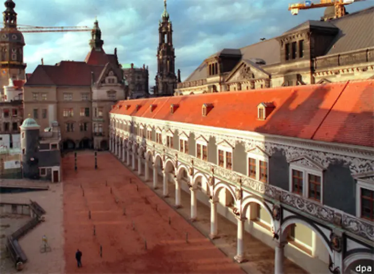 Neben-dem-Zwinger-zaehlen-auch-der-Stallhof-der