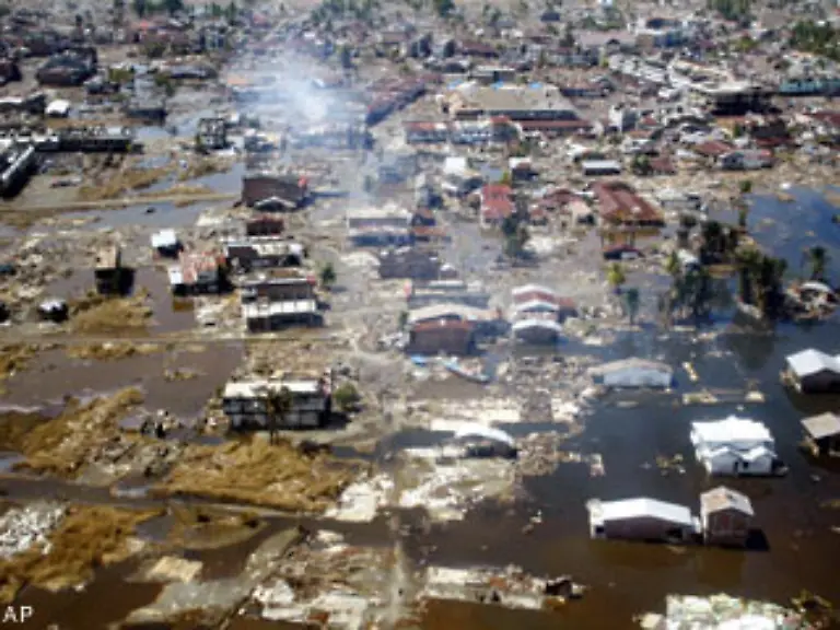 Hunderte-Auslaender-suchten-an-den-Leichensammelplaetzen-nach-ihren-vermissten-Familienangehoerigen
