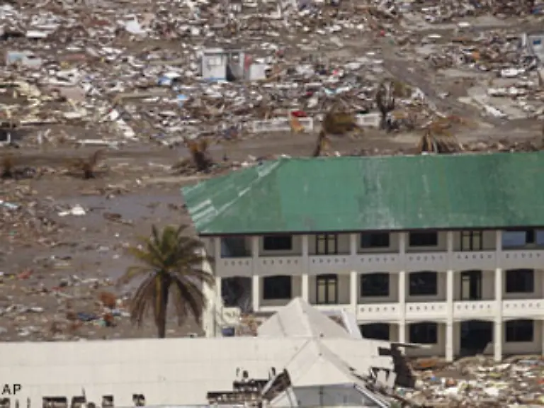 Durch-den-Sog-der-Wassermassen-wurden-zahlreiche-Menschen-ins-Meer-gespuelt