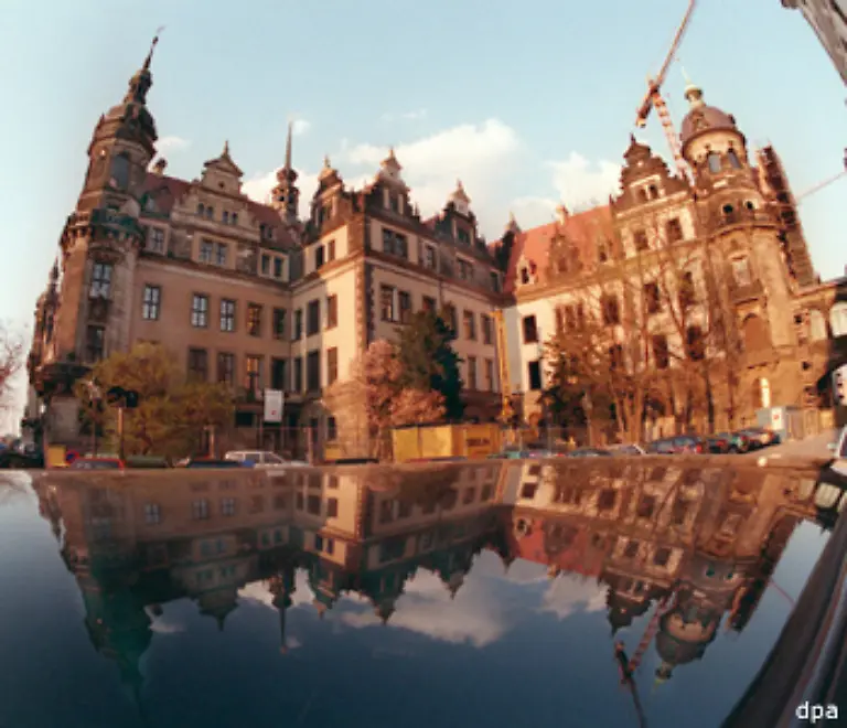 Aus-einer-romanischen-Burganlage-wurde-ein-prachtvolles-Renaissanceschloss-das-bis-1918-den-saechsischen-Fuersten-als-Wohn-und-Regierungssitz-diente