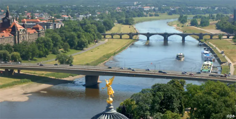 Bis-in-die-Stadt-reichen-die-weiten-Flusswiesen-die-zur-Ruhe-und-Entspannung-einladen