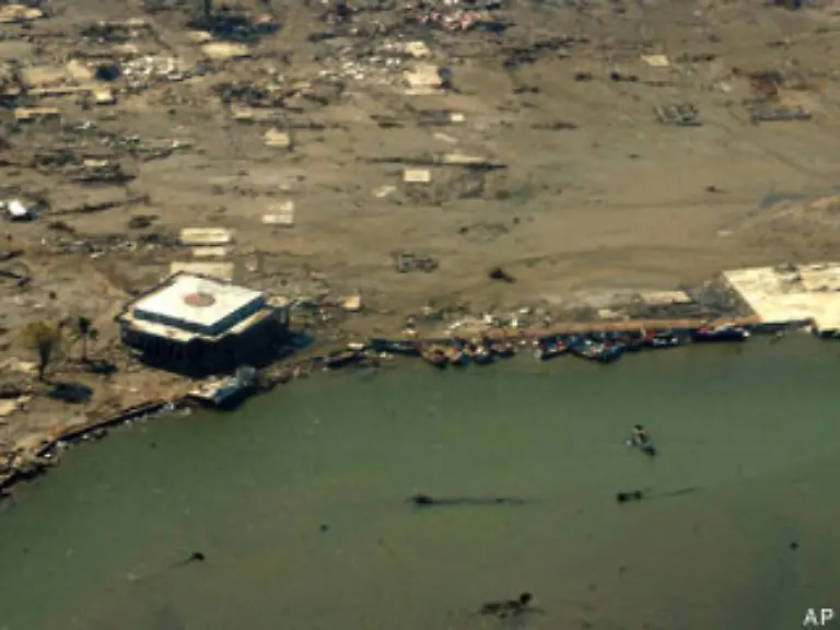 Die-Vereinten-Nationen-haben-im-Rahmen-einer-gross-angelegten-Hilfsoperation-fuer-die-Flutopfer-in-Suedasien-eine-Luftbruecke-fuer-die-am-schwersten-betroffene-Provinz-Aceh-in-Indonesien-eingerichtet