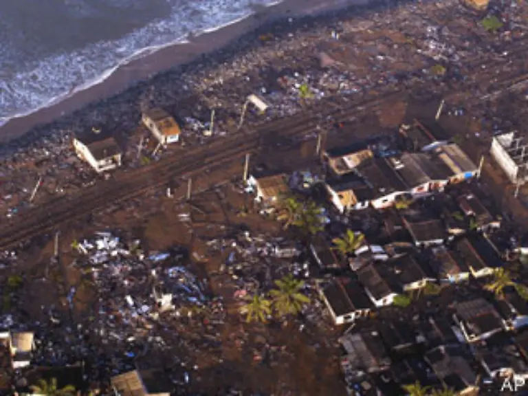 Mit-der-auf-drei-Tage-ausgelegten-Luftbruecke-sollten-insgesamt-2000-Zelte-100-000-Decken-20-000-Plastikplanen-20-000-Behelfskuechen-sowie-20-000-Kanister-fuer-die-Not-leidende-Bevoelkerung-bereit-gestellt-werden