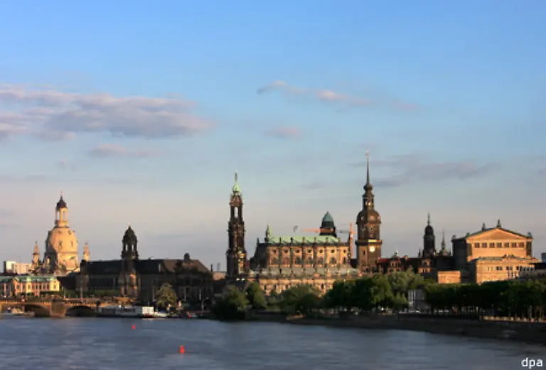 Dresden-waere-um-den-Verdienst-fuer-jahrelange-Bemuehungen-gebracht-der-Stadt-nach-den-Zerstoerungen-seinen-Flair-wiederzugeben-und-die-Schaetze-und-Reichtuemer-zu-schuetzen