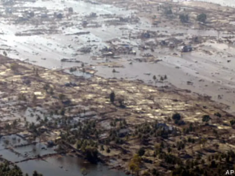 In-einigen-Flutgebieten-nahe-der-Provinzhauptstadt-Banda-Aceh-mussten-mit-Hilfslieferungen-beladene-Hubschrauber-zudem-unverrichteter-Dinge-wieder-abdrehen