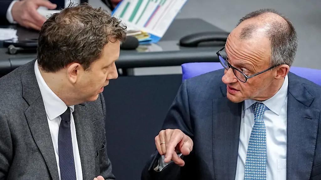 27-03-2026-Berlin-Bundeskanzler-Friedrich-Merz-r-CDU-und-Lars-Klingbeil-SPD-Bundesminister-der-Finanzen-Vizekanzler-und-SPD-Bundesvorsitzender-nehmen-an-der-Sitzung-des-Bundestags-zum-Altersvorsorgereformgesetz-teil