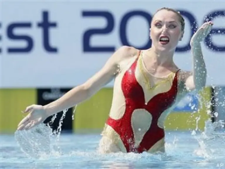 weil-die-Wasserballerinas-so-theatralische-Gesichter-mit-Dauerlaecheln-machen