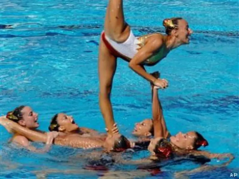 und-Gruppe-mit-vier-bis-acht-Teilnehmerinnen