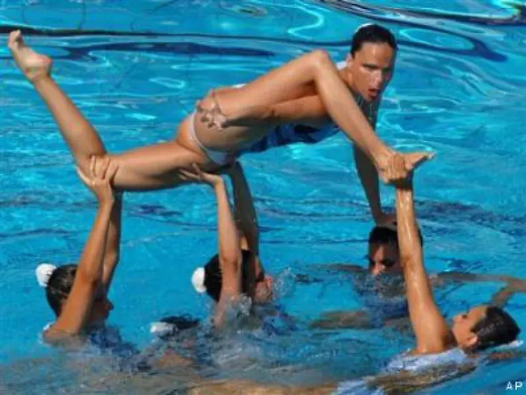 Eingefleischte-Sychronschwimmerinnen-sagen-fuer-ihren-Sport-brauche-man-die-Beweglichkeit-einer-Turnerin