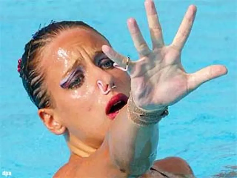 Wichtigstes-Utensil-ist-die-Nasenklammer-Hinzu-kommen-wasserfeste-Schminke-und-ein-Badeanzug