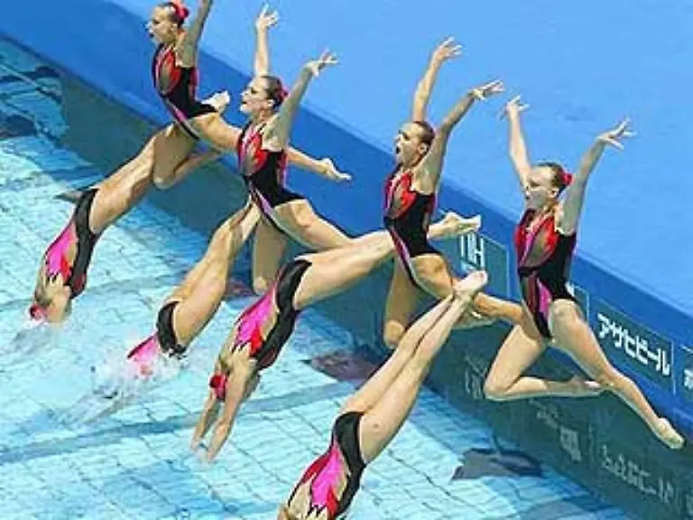 Bewegungen-an-Land-sind-moeglich-und-werden-oft-fuer-den-Auftakt-der-Darbietung-genutzt-Bewertet-werden-Synchronisation-Schwierigkeit-der-Darbietung-Interpretation-und-Komposition