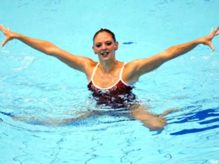 Abstuetzen-am-Boden-ist-auch-nicht-erlaubt-ebenso-das-Aufhoeren-mitten-in-der-Darbietung-oder-das-zweimalige-Wiederholen-einer-nicht-gelungenen-Figur