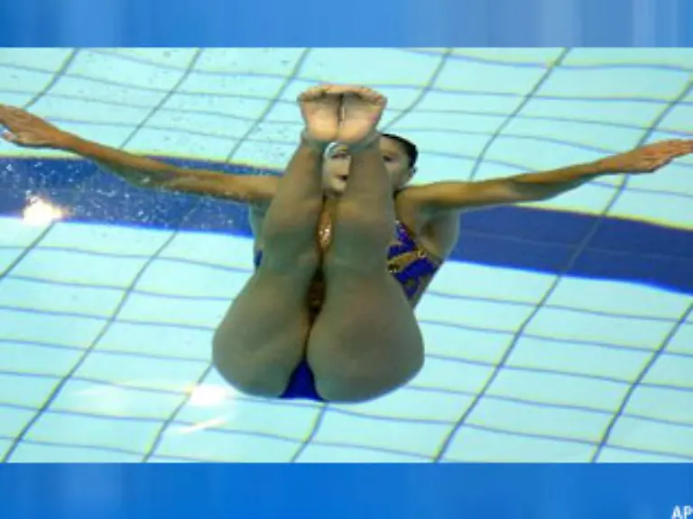 Zwischen-den-Figuren-ist-nur-sehr-kurz-Zeit-um-wieder-Luft-zu-holen-Dass-nur-wenige-Synchronschwimmerinnen-ohnmaechtig-werden-ist-eines-der-Mysterien-der-Sportart