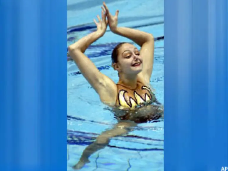 Auch-wie-weit-sich-die-Schwimmerin-aus-dem-Wasser-das-ja-bekanntlich-keine-Balken-hat-erheben-kann-gilt-als-Qualitaetsmerkmal