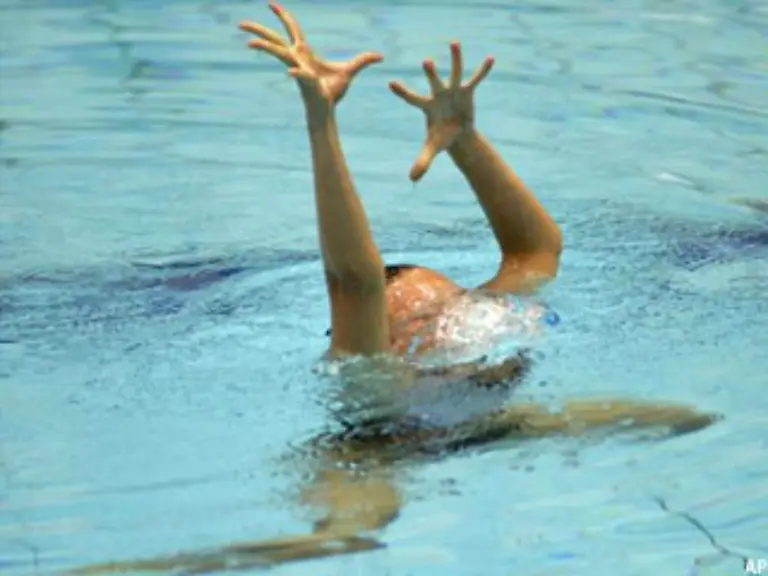 Das-sieht-sehr-dramatisch-aus-aber-die-Schwimmerin-braucht-keine-Hilfe
