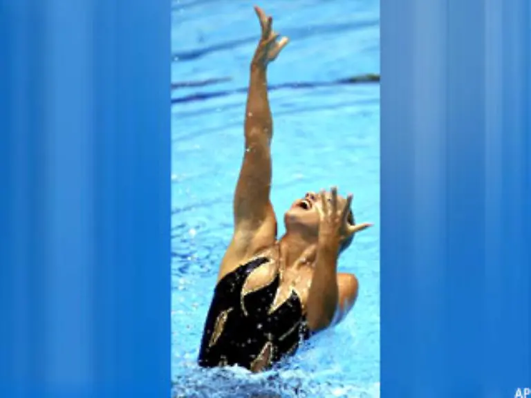 Dramatische-Gesten-und-schoene-Badeanzuege-sind-Pflicht