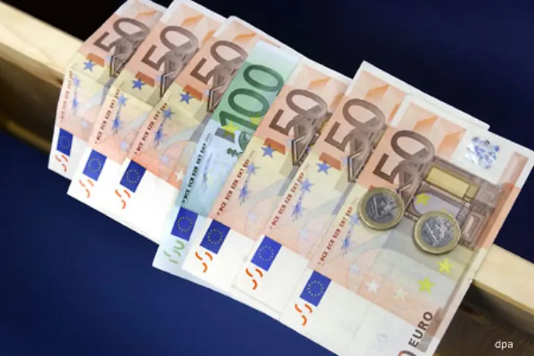 Mit-dem-Geld-ist-das-so-eine-Sache-In-jungen-Jahren-hat-man-keins-erst-spaeter-kann-man-darin-baden