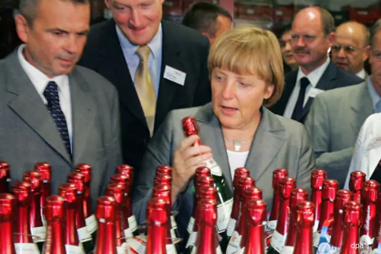 Manche-Langzeit-Studenten-zieht-es-regelmaessig-ans-Fliessband-Upps-falsches-Bild