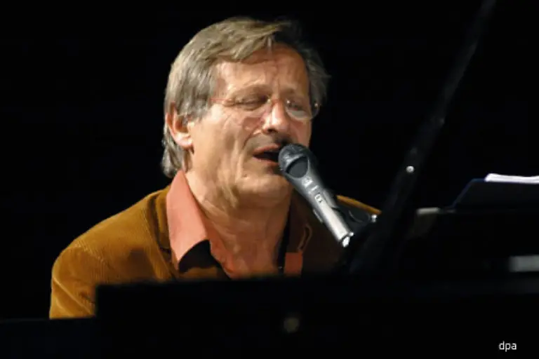 der-heute-lieber-singt-verdingte-sich-am-Beginn-seiner-Laufbahn-in-Filmen-wie-Geilermanns-Toechter-Wenn-Maedchen-muendig-werden-Gefaehrlicher-Sex-fruehreifer-Maedchen-2-Beim-Jodeln-juckt-die-Lederhose-und-Liebe-in-drei-Dimensionen