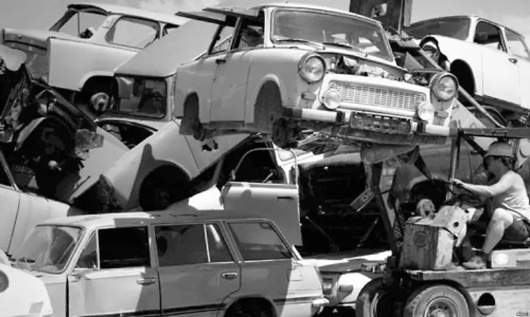 Doch-neben-hoffnungslos-veralteten-Autos-hat-der-Arbeiter-und-Bauernstaat-auch-eine-vollkommen-marode-Wirtschaft-und-verwuestete-Altstaedte-hinterlassen