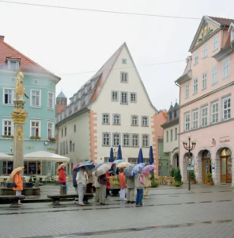Die-Gebaeude-aus-Renaissance-Barock-und-Klassizismus-locken-heute-zahlreiche-Touristen-an