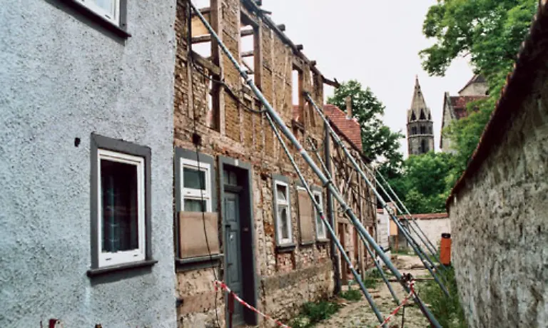 Arnstadt-in-Thueringen-Anfang-der-90er-Jahre-standen-viele-der-teilweise-unbewohnbaren-Haeuser-leer