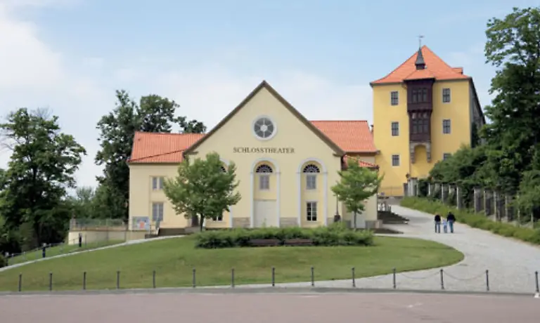 Das-1788-errichtete-fruehklassizistische-Theater-am-Schlossplatz-dient-wieder-als-Spielstaette-mit-350-Plaetzen-im-Parkett
