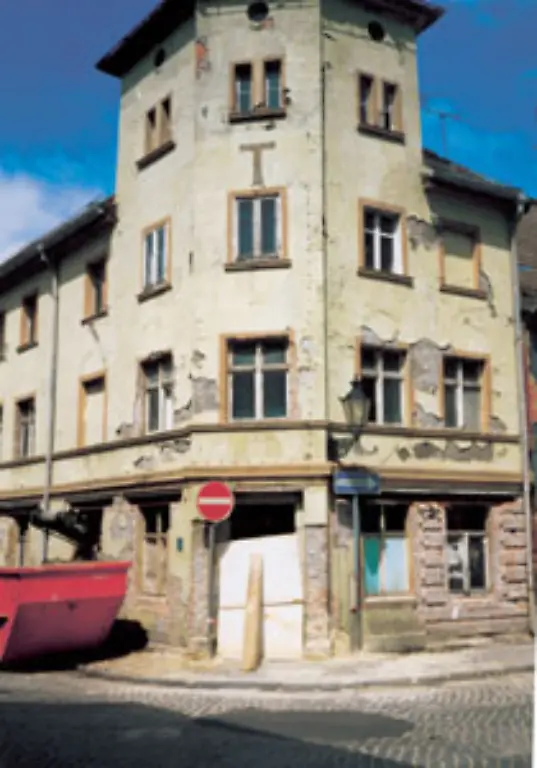 Zwei-gebuertige-Havelberger-erwarben-1992-das-schon-elf-Jahre-nicht-mehr-bewohnte-und-zum-Abriss-stehende-Haus-Lange-Strasse-22
