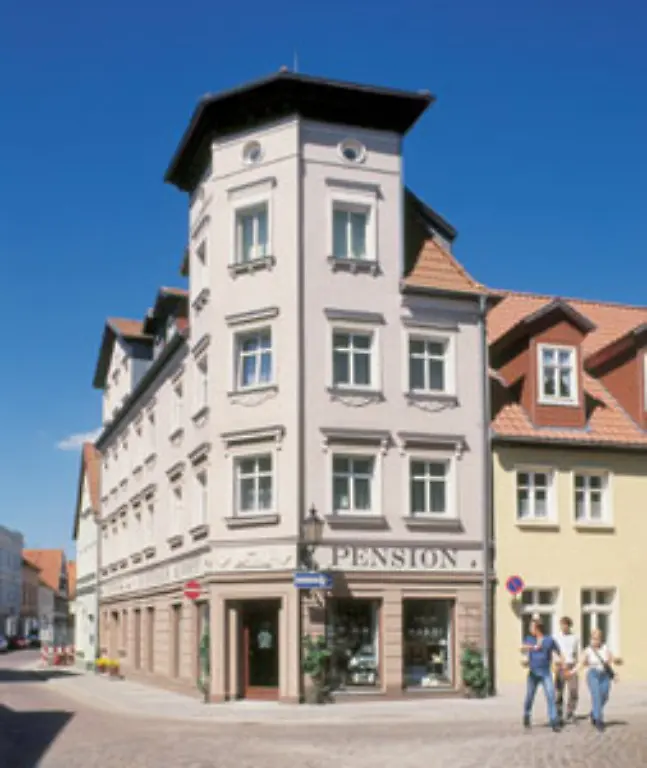 Mit-Idealismus-und-Liebe-zu-ihrer-Stadt-mit-umfangreicher-Eigenleistung-und-Foerdermitteln-konnte-das-Haus-gerettet-werden-Havelberg-liegt-in-Sachsen-Anhalt