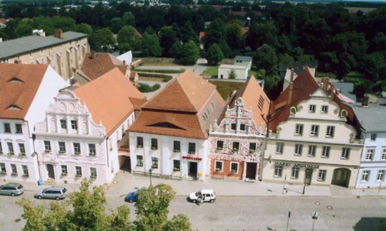 Die-Buergerhaeuser-am-Marktplatz-haben-praechtig-verzierte-Renaissancegiebel-deren-Stuckarbeiten-um1700-von-italienischen-Kuenstlern-gefertigt-wurden