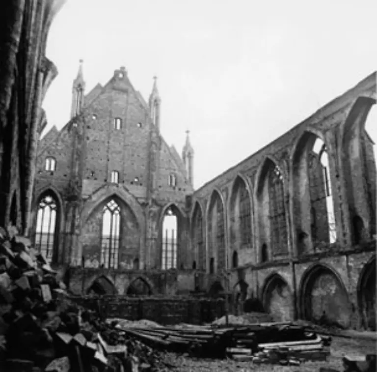 Schon-in-den-70er-Jahren-begann-der-Wiederaufbau-der-Marienkirche-in-Neubrandenburg-Mecklenburg-Vorpommern