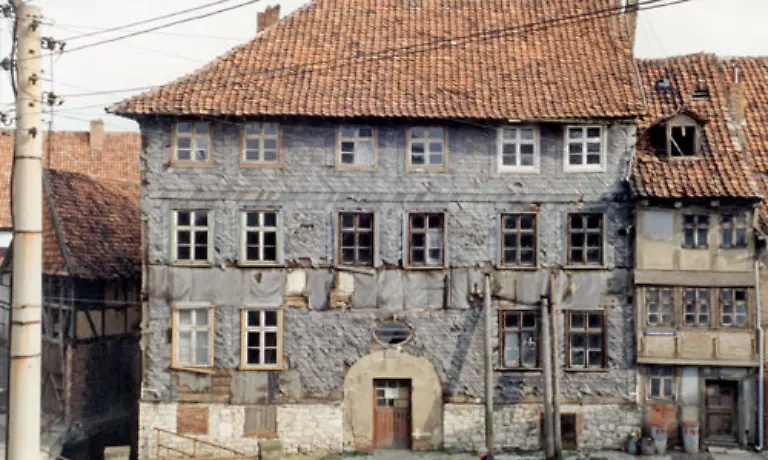 Das-Hotel-Brauner-Hirsch-ist-das-praegende-Gebaeude-auf-dem-Voigteiplatz-in-Osterwieck-Sachsen-Anhalt
