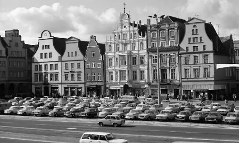 Der-Neue-Markt-seit-dem-13-Jahrhundert-der-Hauptplatz-der-Altstadt-von-Rostock-Mecklenburg-Vorpommern