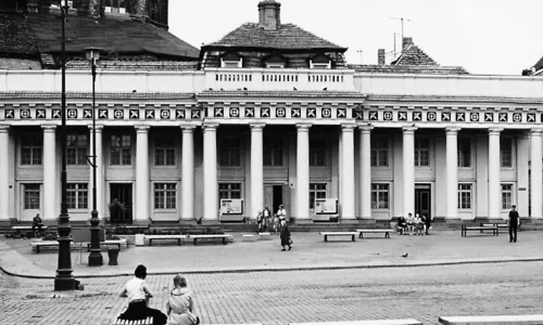 Das-Saeulengebaeude-in-der-Haupstadt-von-Mecklenburg-Vorpommern-Schwerin