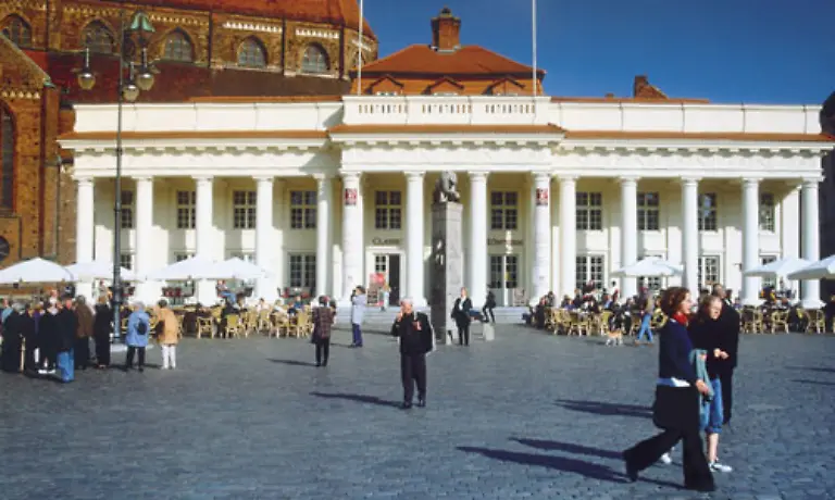 Das-Kleinod-wurde-1783-bis-1785-als-Markthalle-im-klassizistischen-Stil-errichtet