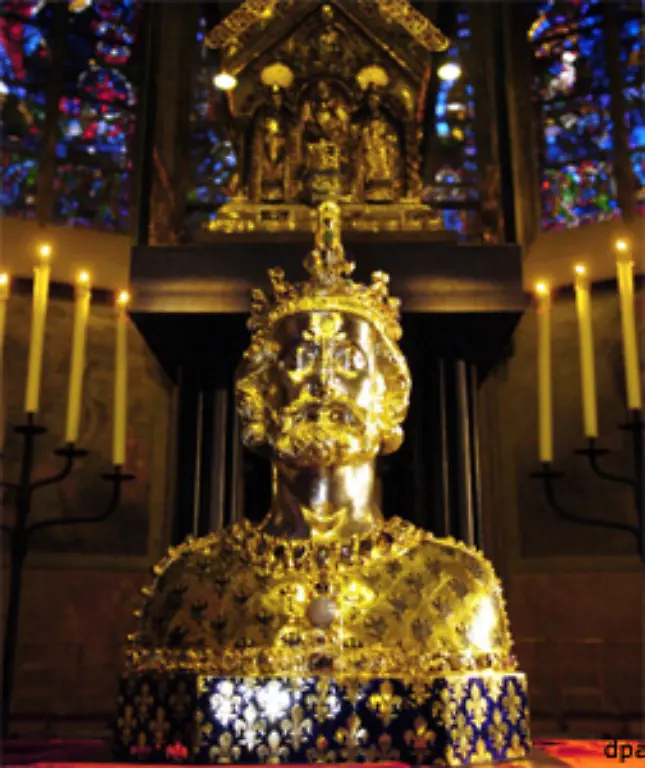 Am-Weihnachtstag-des-Jahres-800-liess-sich-Karl-der-Grosse-in-Rom-vom-Papst-zum-roemischen-Kaiser-salben-Bereits-Zeitgenossen-sahen-darin-eine-Erneuerung-des-alten-roemischen-Reiches-Karl-stammte-aus-einem-Herrschaftsgeschlecht-der-Franken-den-Karolingern